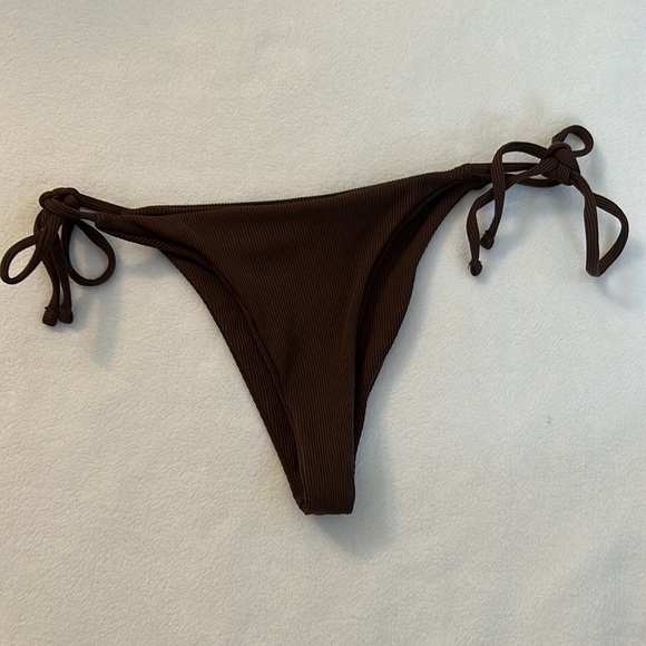 Bikini - Picture 3 of 3